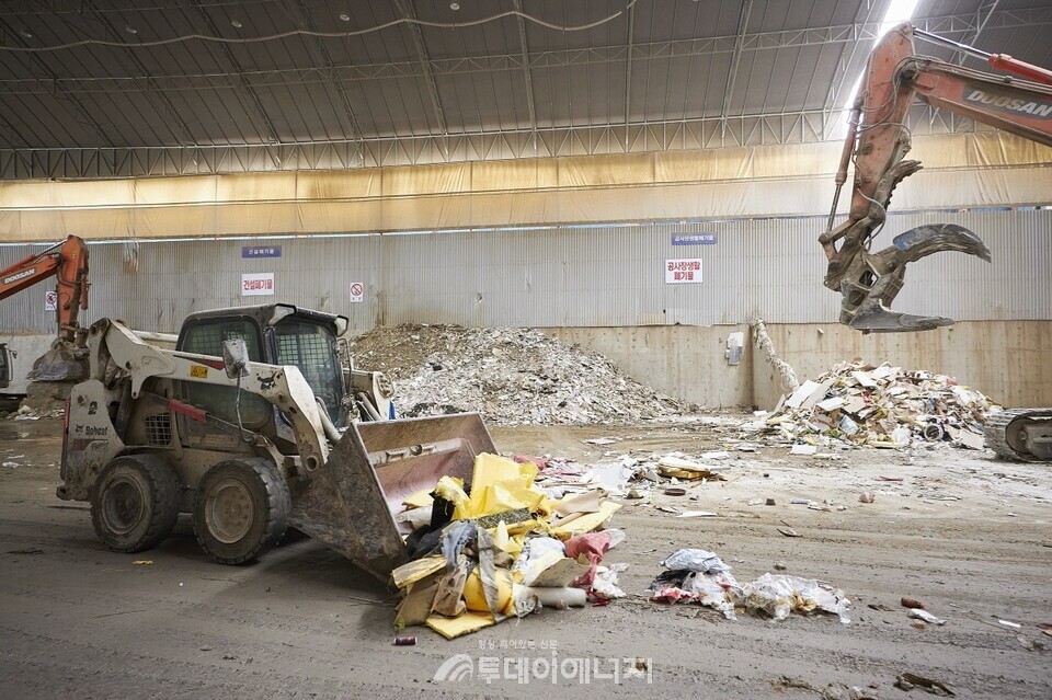 천일에너지 집하장에 입차 된 공사장 생활폐기물을 선별하고 있다./ 천일에너지 제공