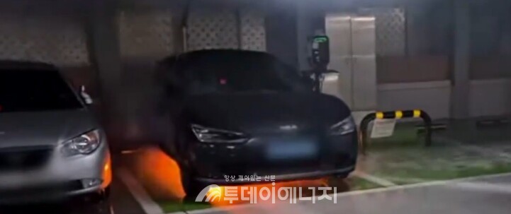 전기차 배터리에서 화재가 발생해 불이 번지고 있다./출처 KTV 국민방송