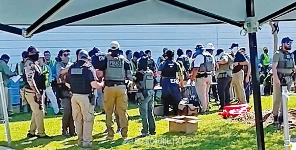 현대자동차그룹과 LG에너지솔루션이 합작해 미국 조지아주 서배너에 짓고 있는 배터리 공장에서 한국인 등 근로자 475명이 취업 비자가 없다는 이유로 4일(현지시간) 체포됐다. 헬기와 장갑차, 총기로 무장한 미국 이민세관단속국(ICE)과 국토안보수사국(HSI)은 이날 아침 공장 출입문을 순식간에 봉쇄하고 군사 작전을 방불케 하는 단속을 벌였다. /페이스북 영상 캡처