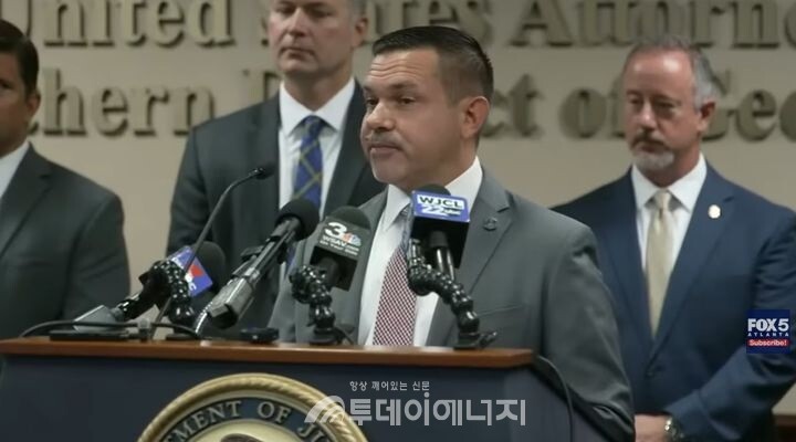 슈티븐 슈랭크 국토안보수사국(HSI) 특별수사관이 5일(현지 시간) 조지아주 HSI 사무실에서 전날 이뤄진 현대차그룹-LG에너지솔루션의 합작 배터리 공장 건설현장 단속 관련 기자회견을 하고 있다. /폭스5애틀랜타 유튜브 캡쳐