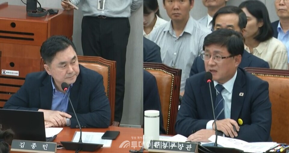 김성환 환경부 장관이 8일 국회에서 열린 기후위기특별위원회에서 무소속 김종민 의원 질문에 답하고 있다. /국회 인터넷의사중계