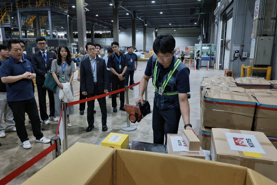 최원호 위원장(사진 가운데)은 9일 인천공항본부세관 특송물류센터 현장을 직접 찾아 수입 화물에 대한 철저한 방사선 감시 활동을 당부했다/원자력안전위원회 제공