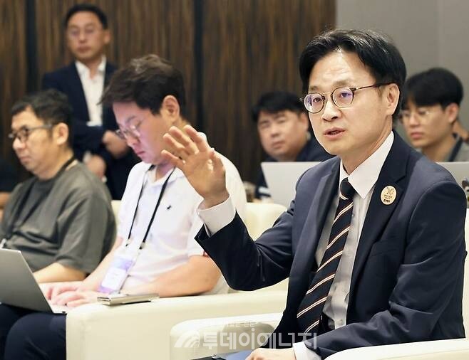 김정관 산업통상자원부 장관이 지난달 28일 부산 해운대구 파라다이스호텔에서 열린 기자간담회에서 발언하고 있다. /산업통상자원부