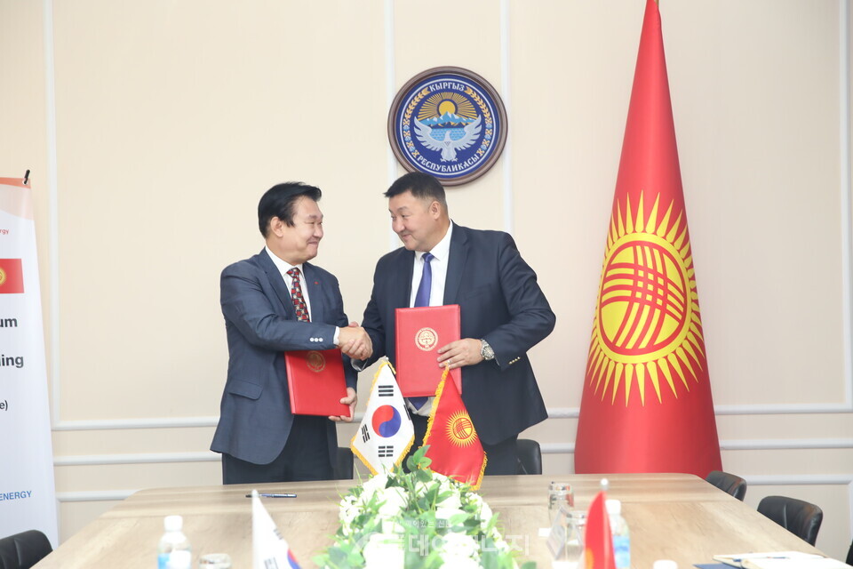 키르키스스탄 에너지부와 협약 사진. 왼족부터 정용기 한난 사장, 리스베코프 에너지부 차관. /한국지역난방공사