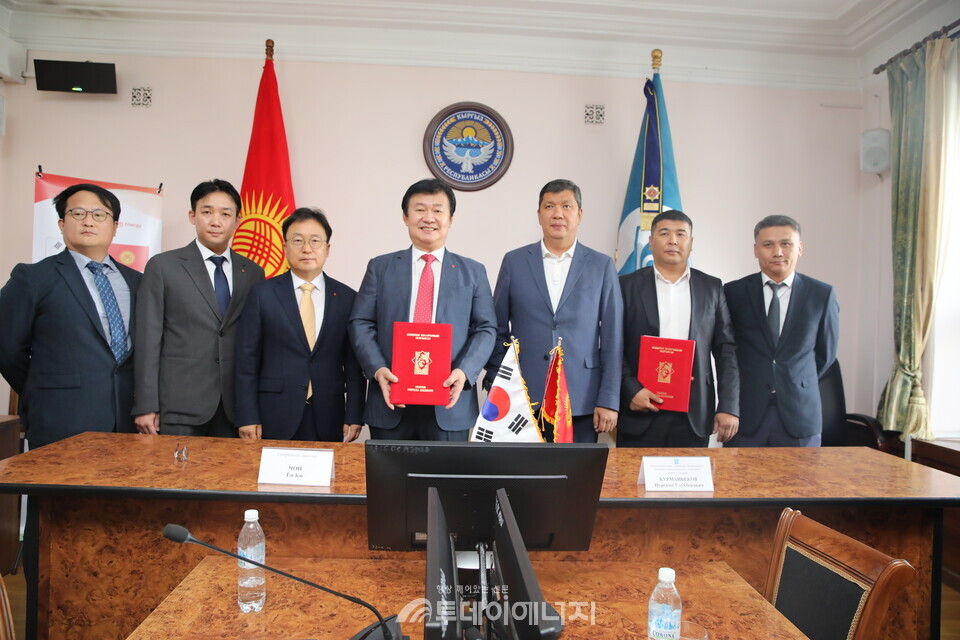 키르키스스탄 비슈케크시와의 협약 사진. (왼쪽 네 번째)정용기 사장과 (왼쪽 다섯 번째)아이벡 비슈케크 시장. /한국지역난방공사