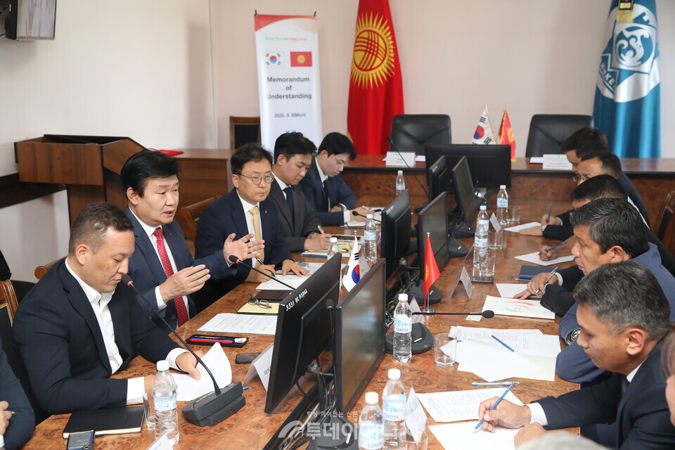 키르기스스탄 비슈케크 시청과 지역난방 현대화 사업 논의 사진. /한국지역난방공사