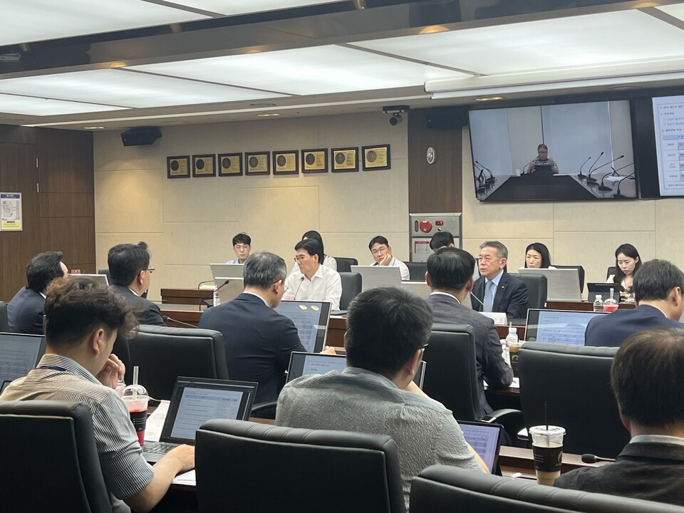 김준동 사장이 9일 '하동화력 슬기로운 전환 위한 전사 TF 3차 회의'를 직접 주재하고 임직원들과 머리를 맞댔다/한국남부발전 제공