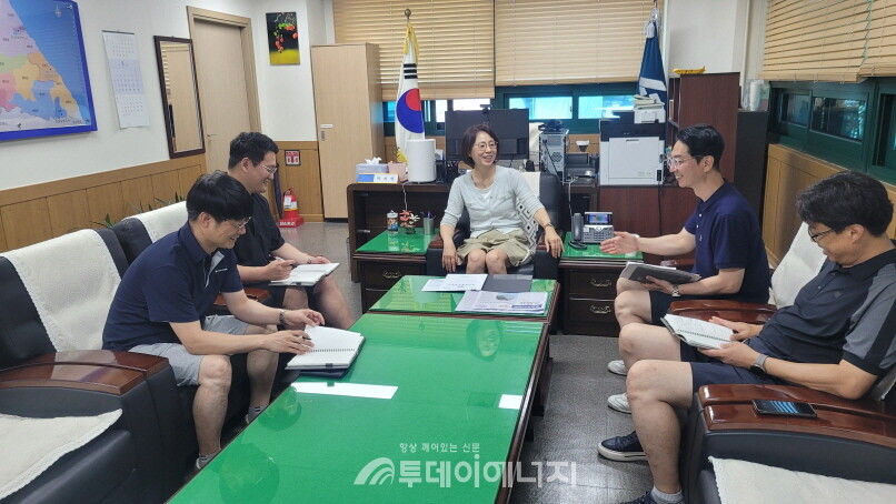 탄소다이어트 캠페인으로 반바지 회의를 진행 / 한국전기안전공사 강원본부 제공