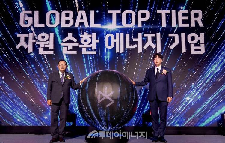 지난 7월 한승욱 DS단석 회장(왼쪽)과 한수현 상무(오른쪽)가 '창립 60주년 행사'에서 '2030 비전 선포식'을 진행하고 있다./DS단석 제공