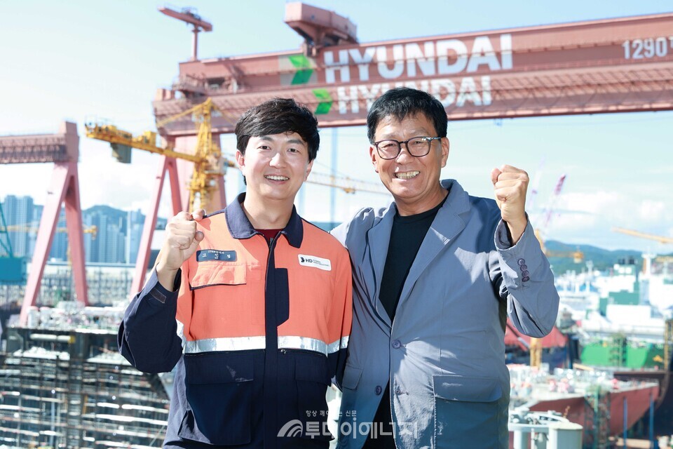 조선업계 최초 ‘부자(父子) 명장’ HD현대중공업 고민철 기사, 고윤열 씨(퇴직사우). /HD현대 제공