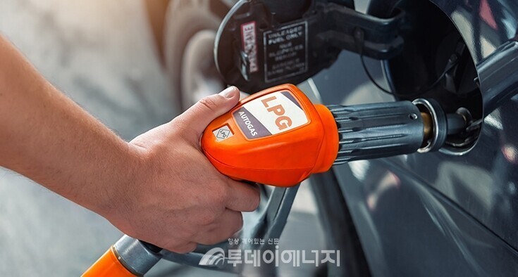 LPG 차량 운전자가 셀프 충전하고 있다./대한LPG협회 제공