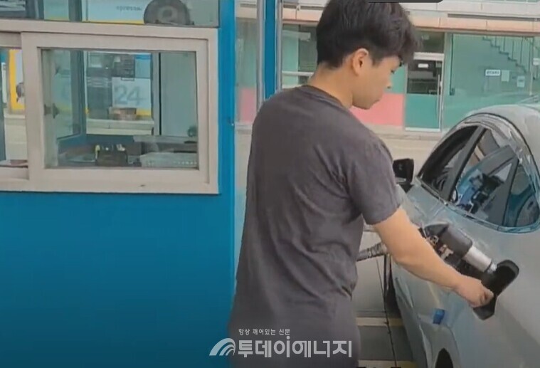 LPG 차량 운전자가 셀프 충전을 하고 있다./출처 동화프라임(주)