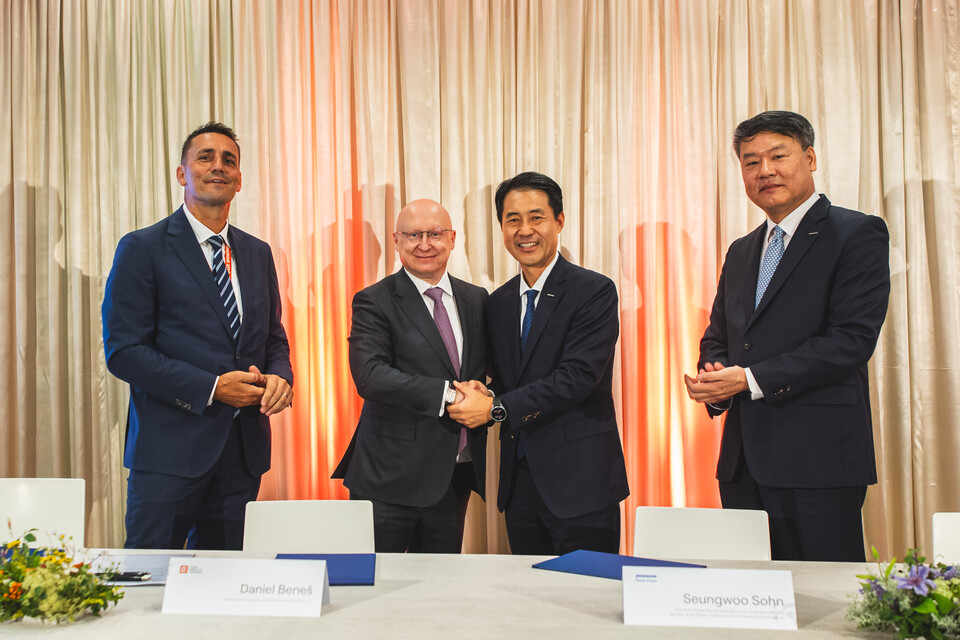 10일(현지 시간) 체코 프라하 CEZ 본사에서 열린 테믈린 원전 1·2호기 발전기 교체 사업 계약 체결식에서 양사 관계자들이 기념촬영을 하고 있다. 왼쪽부터 보흐단 즈로넥 CEZ 원자력 본부장, 다니엘 베네쉬 CEZ CEO, 손승우 두산에너빌리티 파워서비스 BG장, 임영기 두산스코다파워 법인장 / 두산에너빌리티 제공