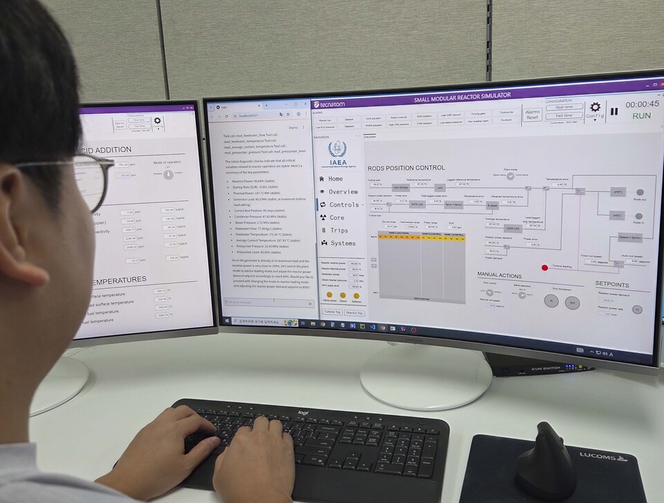 원자로 운전 지원을 위한 에이전트를 이용해 원자로 출력을 감소시키는 실험을 진행하고 있다 / 한국원자력연구원 제공