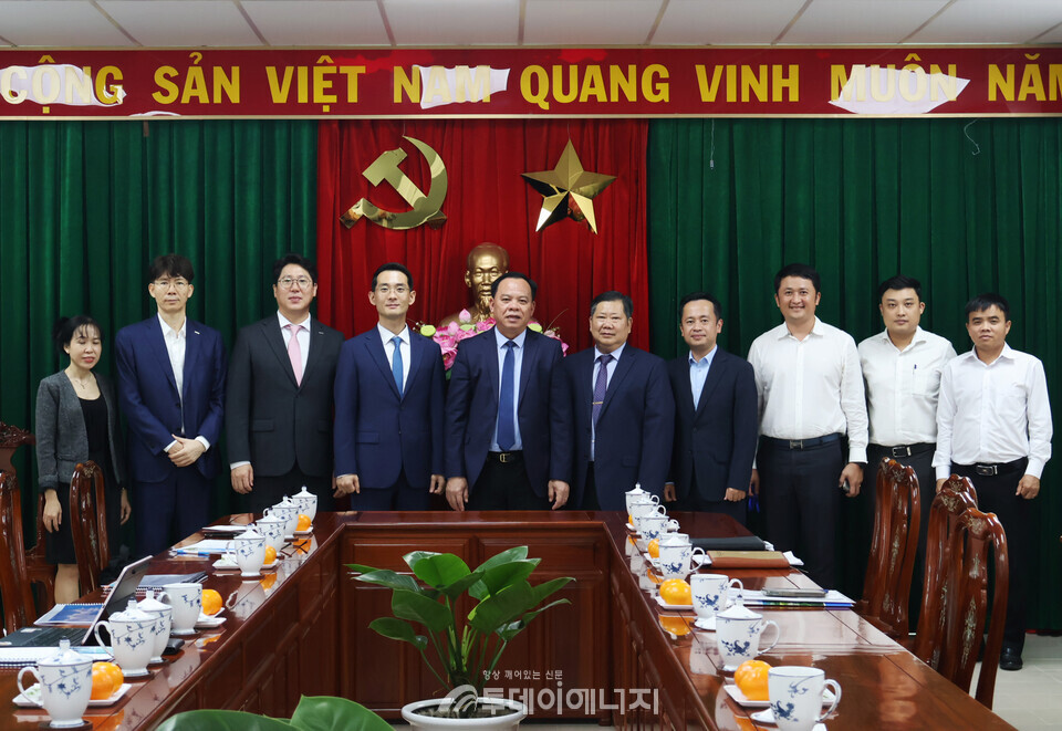 좌에서 두번째부터 대한비나 최승호 법인장, 대한전선 경영기획실 김응서 상무, 대한전선 경영총괄 김준석 부사장, 동나이성 보 탄 둑 성장 / 대한전선 제공