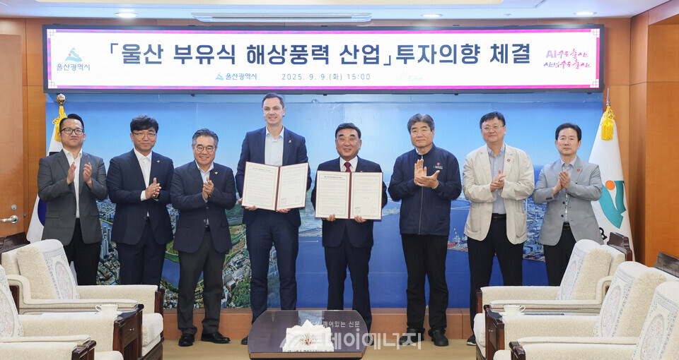  헥시콘사 마커스 토르 CEO(왼쪽 네 번째)와 김두겸 울산시장(왼쪽 다섯 번째)이 기념사진을 찍고 있다./울산시 제공 김두겸 울산시장(오른쪽 네번째)이 