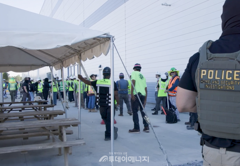 미국 이민세관단속국 ICE(U.S. Immigration and Customs Enforcement)가 조지아주 내 현대자동차그룹과 LG에너지솔루션 합작 배터리 공장 건설 현장의 한국인 직원 300여 명을 기습 단속·구금하는 사진을 공개 / ICE홈페이지 발췌