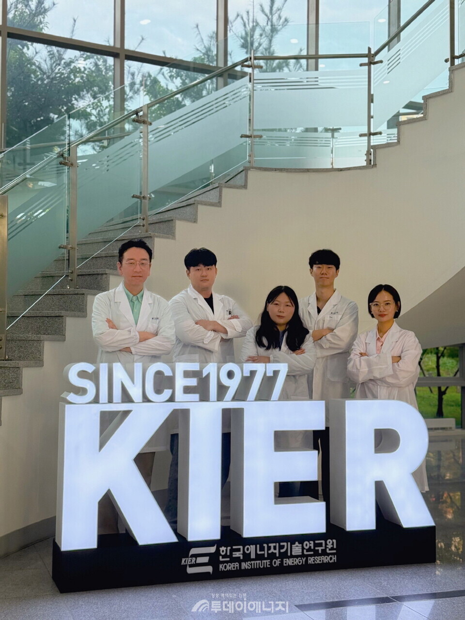 연구진 단체사진(왼쪽부터 박성훈 책임연구원, 이승민 인턴연구원, 조산성 학생연구원, 박준혁 학생연구원, 한유진 박사)./ 한국에너지기술연구원 제공.