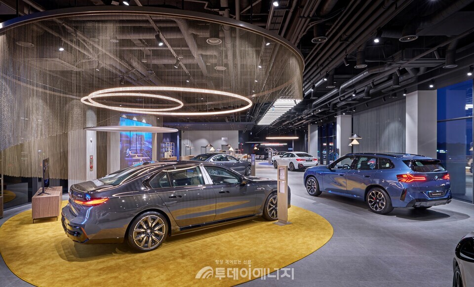 새롭게 리뉴얼한 삼천리 모터스 천안 전시장 내부 전경