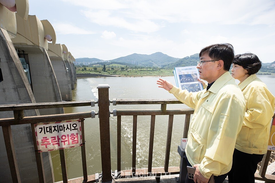 김성환 환경부 장관이 지난달 24일 세종시 세종보, 충남 공주시 공주보, 충남 부여군 백제보를 차례로 찾아 4대강 재자연화 검토를 위해 현장을 살펴보고, 금강 세종보 재가동 중단을 요구하며 농성 중인 환경단체 관계자들과 만나 의견을 경청하고 있다./ 환경부