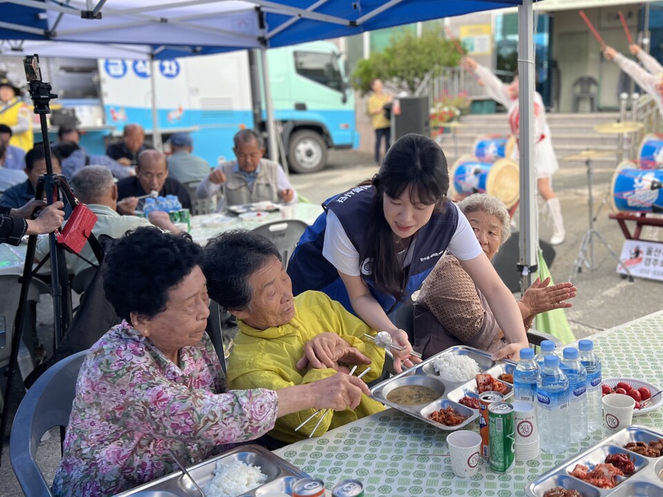 한국수력원자력은 올 추석을 맞아 전사적 차원의 봉사활동을 전개하고 있다 / 한국수력원자력 제공