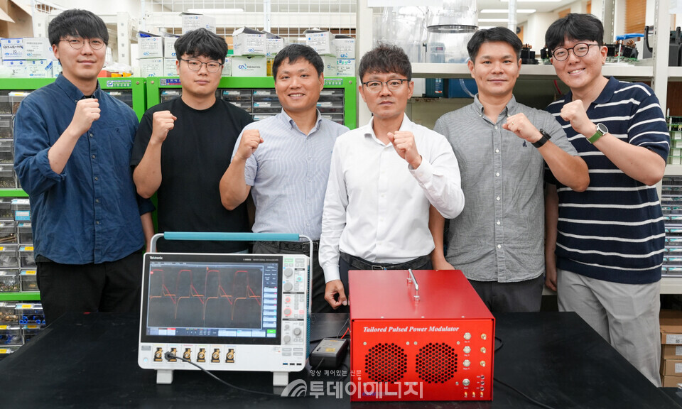 KERI 장성록 박사(왼쪽 4번째)를 비롯한 전기물리연구센터 연구진들이 반도체의 초정밀 공정에서 활용될 수 있는 ‘바이어스용 맞춤형 펄스 전원 기술’을 개발했다. / 한국전기연구원 제공