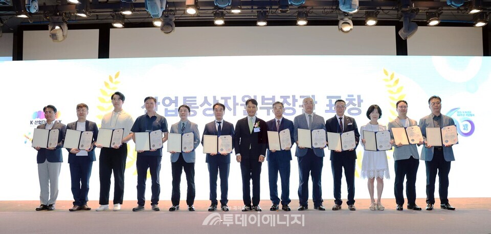 한국산업단지공단이 인천 국가산업단지의 60년 산업 발자취를 돌아보며 ‘AI 기반 스마트 대전환’을 앞세운 미래 혁신 비전을 선언했다. 산업단지공단 이상훈 이사장(가운데)과  수장자들이 기념촬영하고 있다. /한국산업단지공단 제공