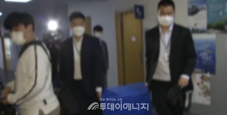 경찰과 고용노동부가 포스코이앤씨 본사를 압수수색하고 있다./출처 KTV 국민방송