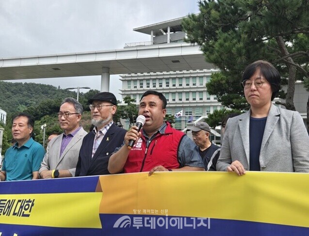 전남이주노동자인권네트워크가 지난 10일 전남경찰청 앞에서 대한조선 이주노동자 갈취 사건 수사를 촉구했다. /전남이주노동자인권네트워크