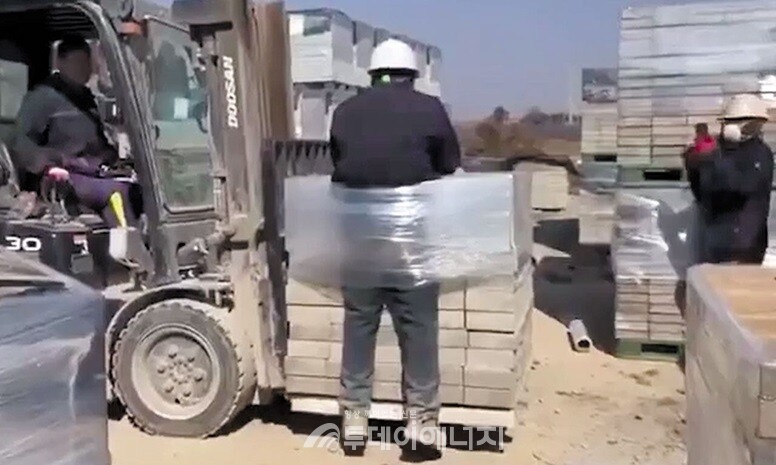 지난 2월 전남 나주의 한 벽돌 제조 공장에서 한국인 노동자들이 스리랑카 국적 외국인 노동자를 지게차로 들어 올리며 괴롭히고 있다. /광주전남이주노동자네트워크