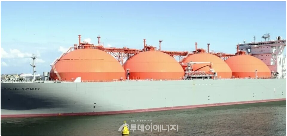 구형 돔형 탱크가 탑재된 LNG 운반선