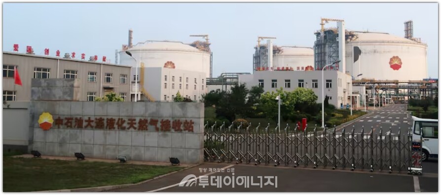 2018년 7월16일, 중국 랴오닝성 다롄에 위치한 페트로차이나의 LNG 수입 터미널에서 LNG 저장탱크가 보이고 있다. 