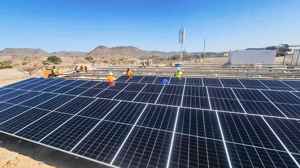 지부티의 첫 번째 독립형 태양광 설치작업을 하는 모습. /LONGi 제공