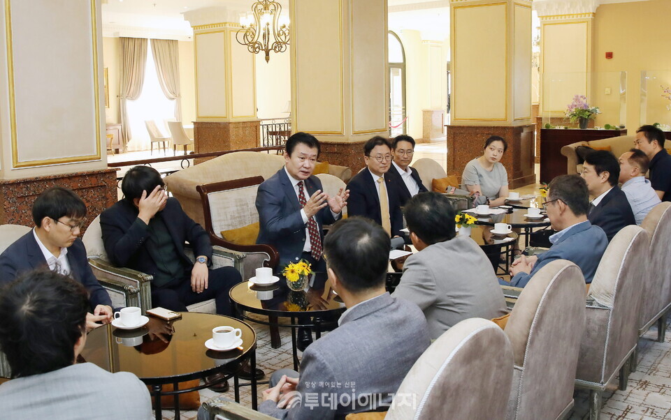 정용기 한국지역난방공사 사장(왼쪽에서 세번째)이 한국 기업의 우즈벡 진출 지원을 위한 현지 간담회에서 발언하고 있다. /한국지역난방공사