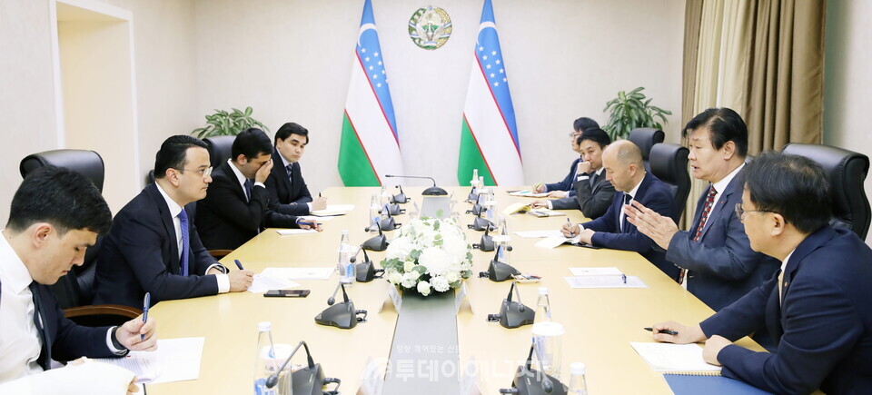 정용기 사장(우측 두 번째)과 우즈벡 쿠드라토프 라지즈 투자산업통상부 장관(왼쪽 두번째)이 에너지 분야 투자협력을 위한 협의를 진행했다. /한국지역난방공사
