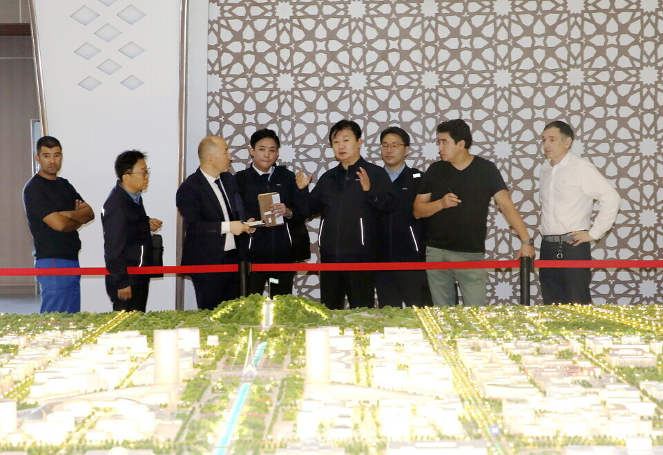 정용기 한국지역난방공사 사장(왼쪽 다섯 번째)이 뉴타슈켄트 추진단을 방문하여 사업 추진 현황을 논의하고 있다. /한국지역난방공사