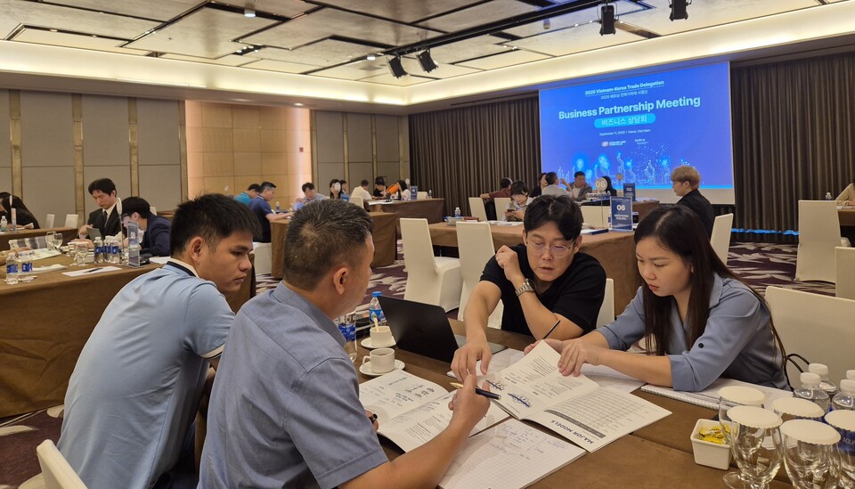 한국동서발전과 코트라 직원들이 발전기자재 중소기업 수출 상담을 진행하고 있다 / 한국동서발전 제공