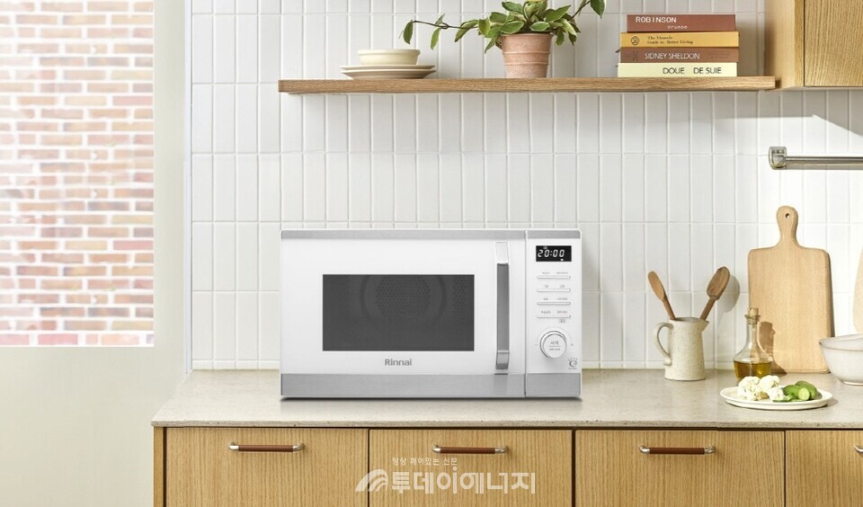 린나이가 1~2인 가구를 겨냥한 컴팩트한 사이즈의 23L 전기복합오븐을 출시했다./린나이 제공.