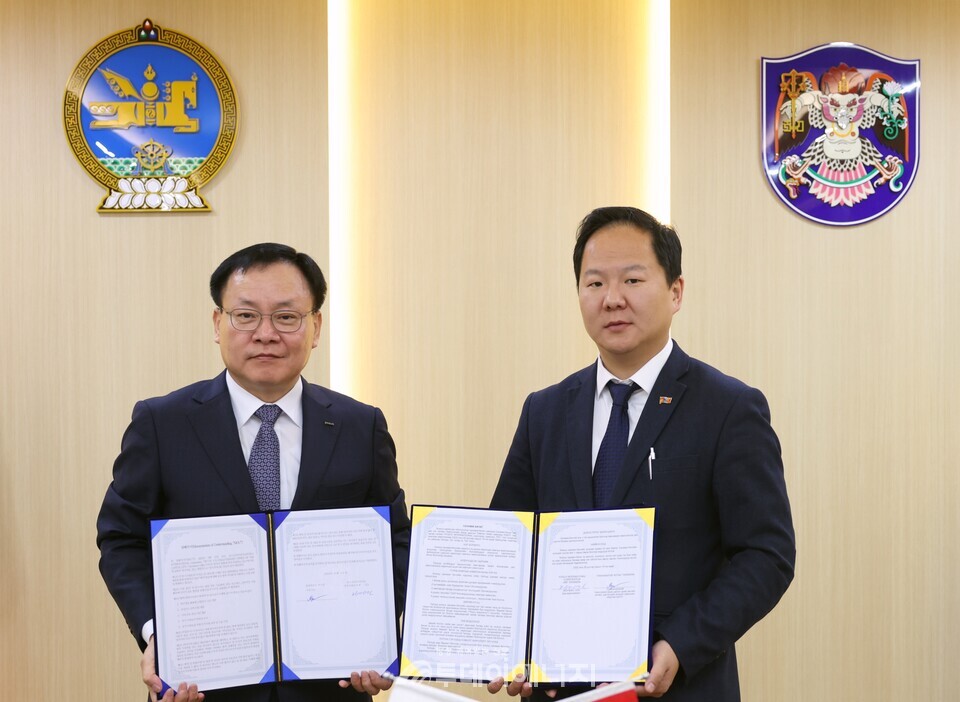 포스코인터내셔널이 몽골 울란바토르시와 MOU를 체결했다. 왼쪽부터 정경진 포스코인터내셔널 경영기획본부장, 다바달라이(T.Davaadalai) 울란바토르시 부시장. /포스코인터내셔널 제공
