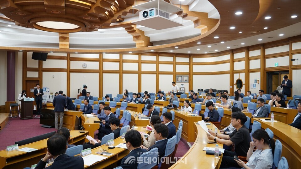 국회 산업통상자원중소벤처기업위원회 국민의힘 김성원 의원(동두천·양주·연천을, 3선)과 더불어민주당 이재관 의원은 9월15일 국회의원회관에서 「가스산업 발전을 위한 가스시장 중립감독기구 필요성」을 주제로 정책토론회를 개최했다.