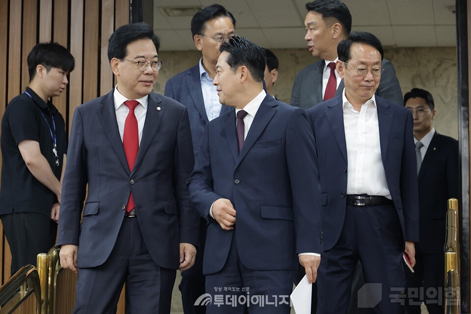 지난 12일 오전 국민의힘 장동혁 당 대표와 송언석 원내대표, 김도읍 정책위의장이 서울 여의도 국회 회의실에서 열린 '이재명 정부 100일 국정 파탄 실정 토론회'에 참석하고 있다. /국민의힘 홈페이지