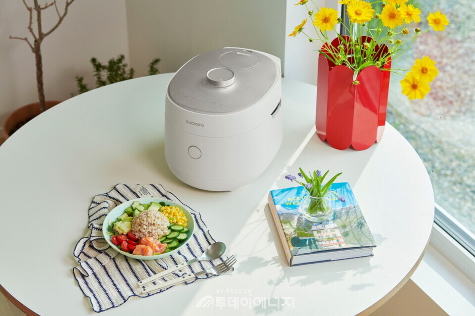 쿠쿠 미식컬렉션 마스터셰프 사일런스 오브제 저당밥솥(CRP-OHFFLR0610FGW)./ 쿠쿠 제공. 
