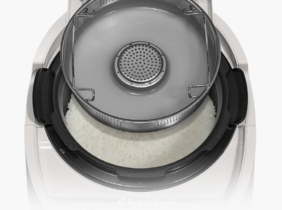 쿠쿠 미식컬렉션 저당밥솥에 탑재한 4세대 트레이./ 쿠쿠 제공.