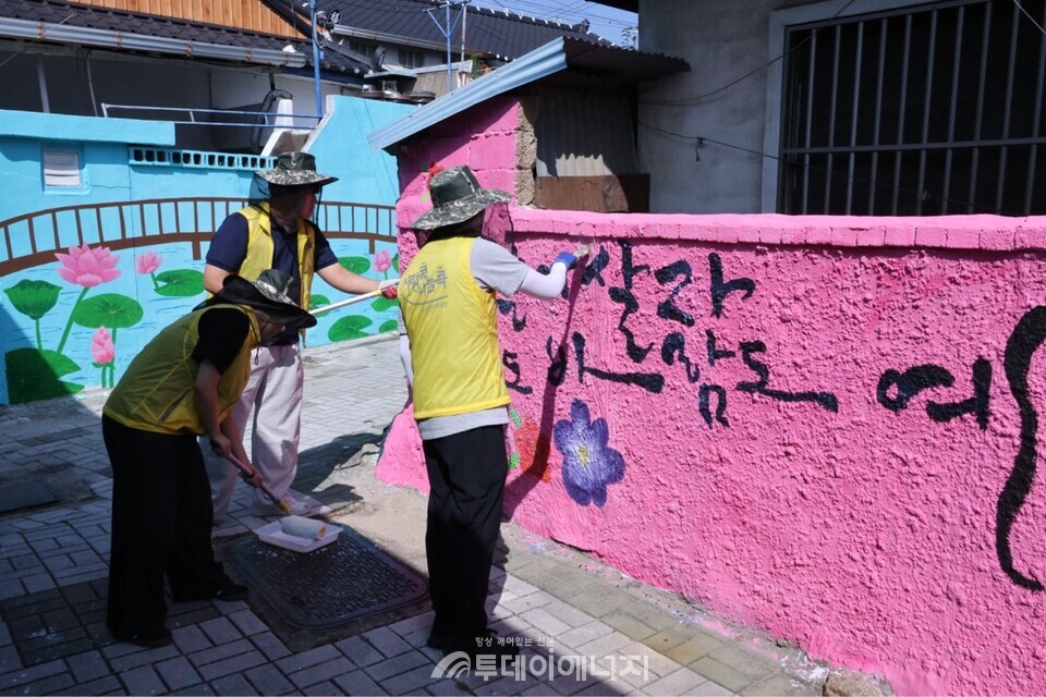 한국산업단지공단 ‘사랑콕나눔콕’ 봉사단은 16일 대구 동구 서호동 일대에서 벽화그리기 봉사활동을 진행했다고 밝혔다. /한국산업단지공단