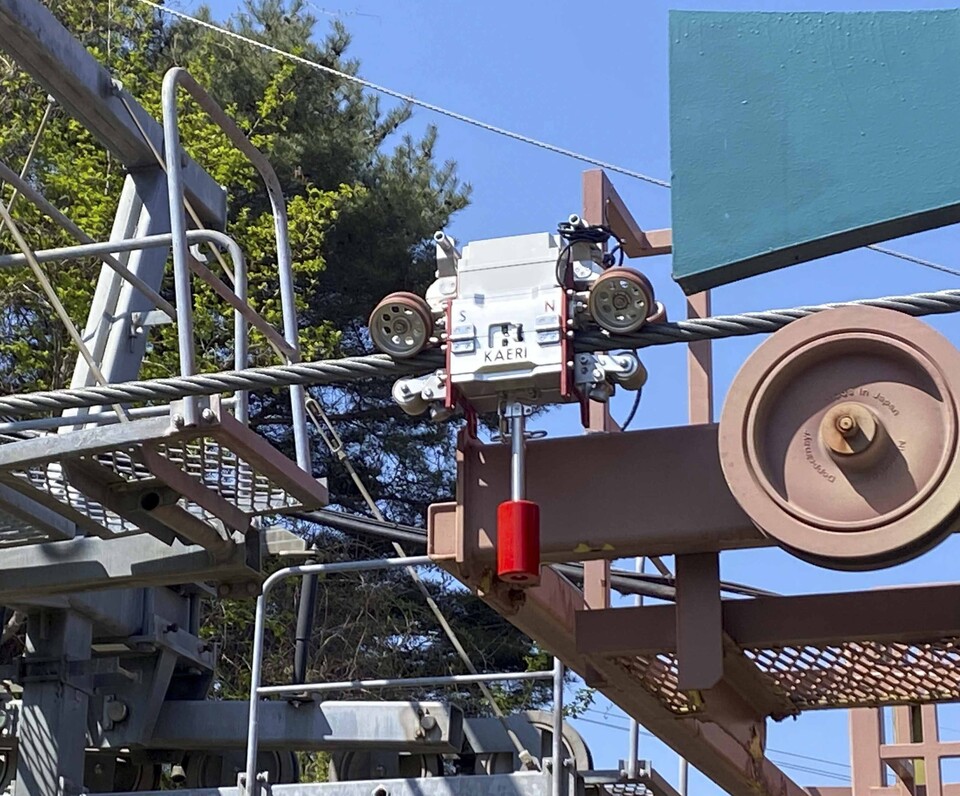 한국원자력연구원이 국내 최초로 자체 개발에 성공한 자기장 감지 센서를 탑재한 '로프 닥터(Rope Dr.)'로 와이어로프를 검사하고 있다 / 한국원자력연구원 제공