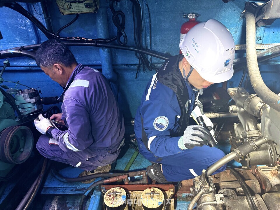 2025년 9월16일, 한국해양교통안전공단과 전문정비업체가 낚시어선을 합동 점검 하고 있다. /KOMSA 제공