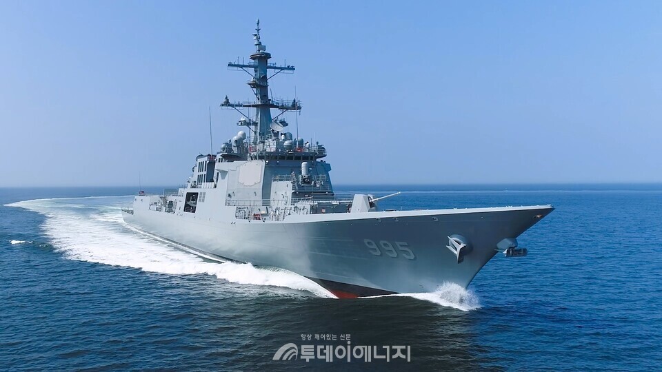 HD현대중공업이 건조해 해군에 인도한 차세대 이지스 구축함(KDX-III Batch-II) 1번함 정조대왕함의 시운전 모습. 
