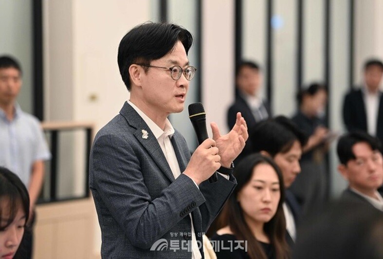 김정관 산업통상자원부 장관이 지난 16일 세종시에서 열린 기자간담회에서 발언하고 있다. /산업통상자원부