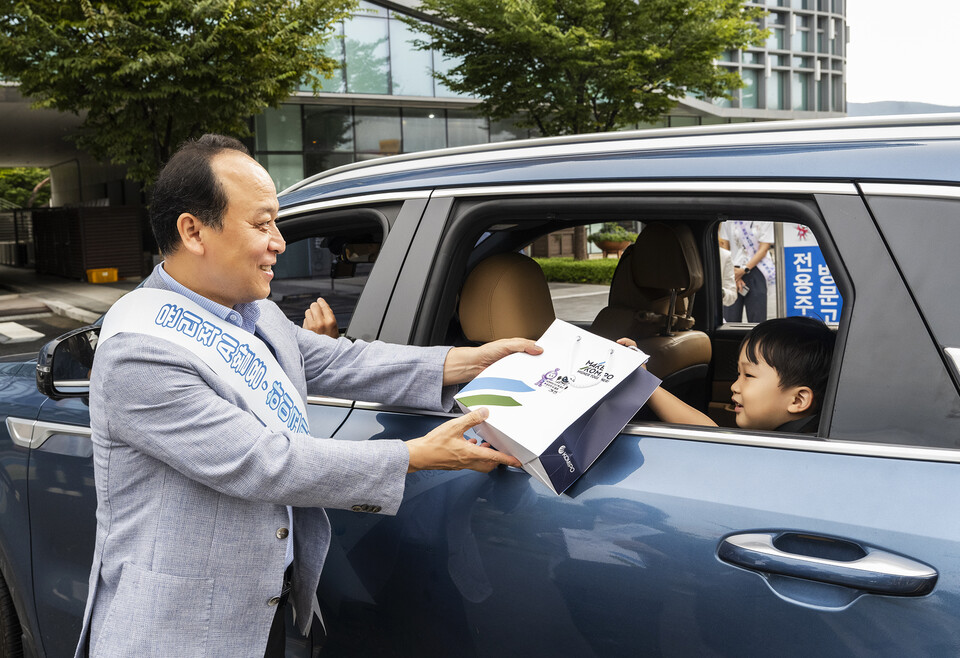 이영조 사장이 행사 기념품을 나눠주고 있다 / 한국중부발전 제공