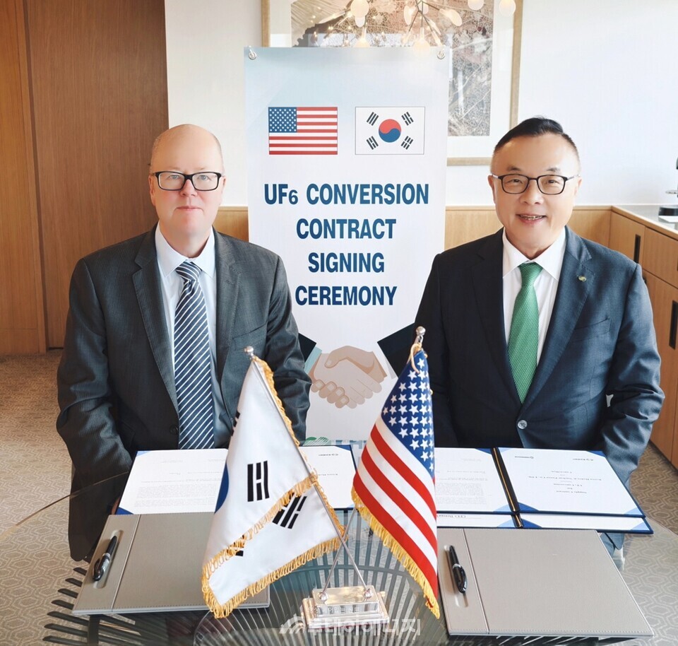 황주호(오른쪽) 한국수력원자력 사장이 지난 4일(현지시간) 영국 런던에서 미국 유일의 우라늄 변환 시설 운영사인 컨버다인(ConverDyn)과 변환 우라늄 장기 공급 계약을 체결한 후 기념촬영하고 있다. /한국수력원자력